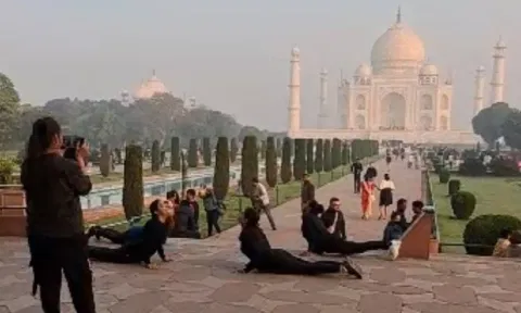 தாஜ்மகால் முன்பு யோகா செய்த 5 பெண்கள் மன்னிப்பு கேட்டனர்