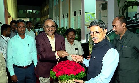 தமிழக கவர்னர் ஆர்.என்.ரவியை பல்கலைக்கழக துணைவேந்தர் கதிரேசன் பூங்கொத்து கொடுத்து வரவேற்றபோது எடுத்த படம்.