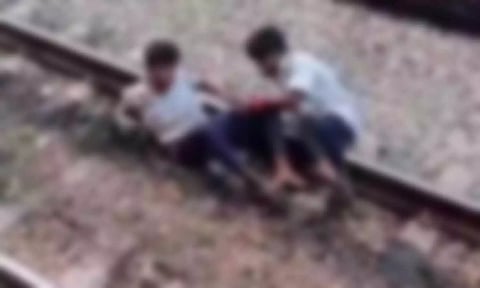 தலைக்கேறிய கஞ்சா போதை?.. தண்டவாளத்தில் தள்ளாடிய மாணவர்கள்