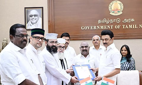 நாகூர் தர்கா சந்தனக்கூடு திருவிழாவிற்கு 45 கிலோ சந்தனக்கட்டைகள்