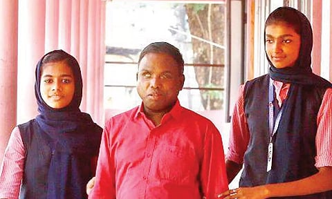 பார்வையில்லாத ஆசிரியருக்கு வழிகாட்டும் பள்ளி மாணவிகள்