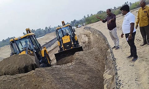 பழவேற்காடு-காட்டுப்பள்ளி சாலையில் ½ கிலோ மீட்டர் மணலால் மூடப்பட்டது: போக்குவரத்து முற்றிலும் நிறுத்தம்