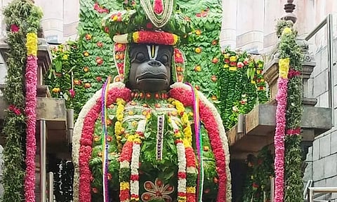 ஆஞ்சநேயர் துளசிமாலை வழிபாடு