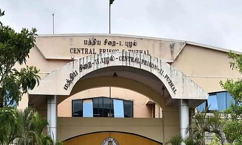 புழல் சிறையில் இருந்து தப்பிய பெண் கைதி பிடிபட்டார்- பெங்களூரில் சுற்றி வளைத்தனர்