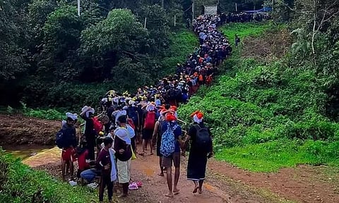 புல்மேடு வழியாக சபரிமலைக்கு நடந்து செல்லும் அய்யப்ப பக்தர்கள்.