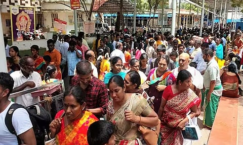 மார்கழி மாதப்பிறப்பு: திருச்செந்தூரில் குவிந்த பக்தர்கள்