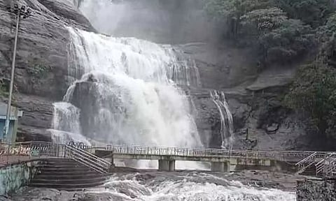 குற்றாலம் அருவிகளில் கடும் வெள்ளப்பெருக்கு: சுற்றுலா பயணிகள் குளிக்க தடை