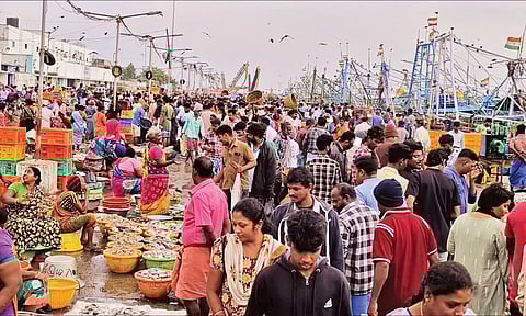 காசிமேட்டில் மீன்வாங்க குவிந்த கூட்டம்