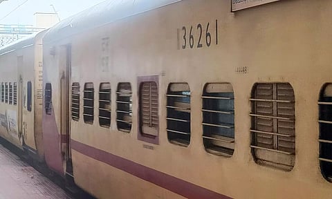 தொடர் மழை- சென்னையில் இருந்து வந்த ரெயில்கள் தாமதமாக புறப்பட்டு சென்றன