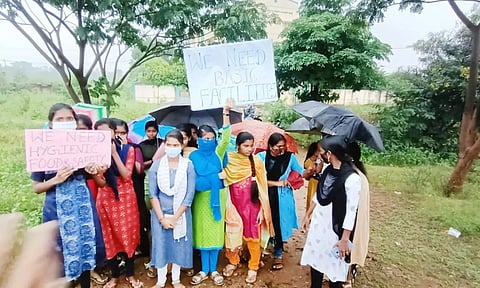 இலவச விடுதியில் வசதிகள் இருக்காது என அநாகரீக பேச்சு-மாணவிகள்  போராட்டம்