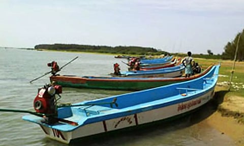 பழவேற்காடு கடற்கரை பகுதிகளில் தேங்கிய தார் உருண்டைகள்: எண்ணெய் கழிவு பரவி கரை ஒதுங்கியதாக மீனவர்கள் தகவல்