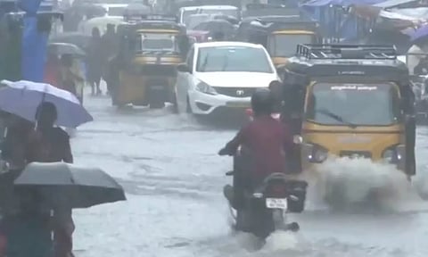 தொடர் கனமழை- நெல்லை, தூத்துக்குடி மாவட்டங்களில் பொது விடுமுறை அறிவிப்பு