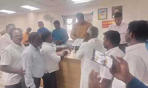 பழவேற்காடு கடலில் எண்ணெய் கழிவு: நிவாரண உதவி கேட்டு 33 மீனவ கிராம மக்கள் கலெக்டரிடம் மனு