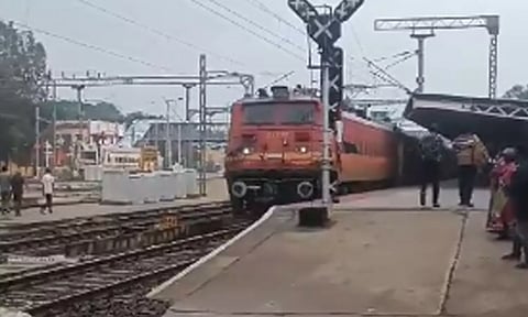 நெல்லையில் மீண்டும் தொடங்கிய ரெயில் சேவை...