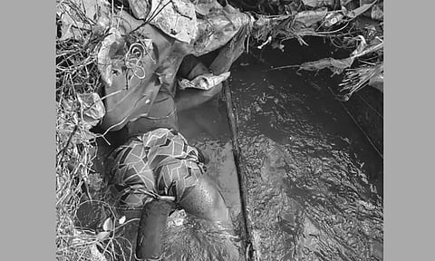 வெள்ளத்தில் சிக்கி பலியான வாலிபர் அருணாச்சலம் பிணமாக மீட்கப்பட்ட காட்சி