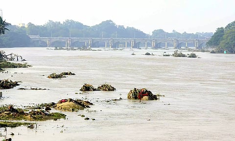 நெல்லை தாமிரபரணி ஆற்றில் நீர்வரத்து குறைந்து செல்லும் காட்சி.