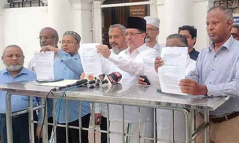 காயல்பட்டினம் பொதுநல குழுவினர் தலைமைச் செயலாளர் சிவ்தாஸ் மீனாவை சந்தித்து மனு அளிக்க வந்த காட்சி.