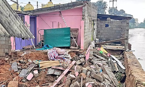 களக்காட்டில் தொடர் மழை: 25 வீடுகள் இடிந்து சேதம்- பொதுமக்கள் பாதிப்பு