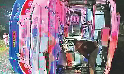 ஆம்னிபஸ் கவிழ்ந்து 24 பேர் படுகாயம்- ஆஸ்பத்திரியில் சிகிச்சை