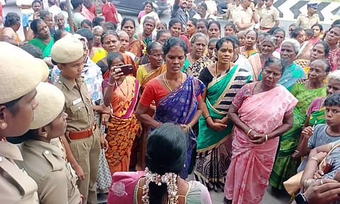 ரூ.6 ஆயிரம் நிவாரணம் கேட்டு பொதுமக்கள் மறியல்