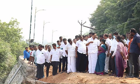 திருத்தணி மலைப்பாதையில் மண்சரிவு ஏற்பட்ட இடத்தில் சீரமைப்பு பணிகள் தீவிரம்- அமைச்சர், கலெக்டர் ஆய்வு