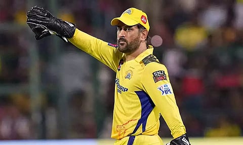 ஆர்.சி.பி.-க்கு கோப்பை வாங்கி கொடுப்பீர்களா?- ரசிகரின் கேள்விக்கு தோனியின் பதில்....