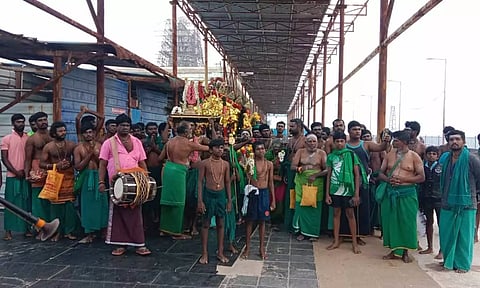 மழை காரணமாக வெளியூர் பக்தர்கள் வருகை குறைவு: திருச்செந்தூர் கோவிலில் உள்ளுர் பக்தர்கள் எளிதாக தரிசனம்