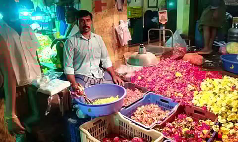 நாளை வைகுண்ட ஏகாதசி: கோயம்பேடு மார்க்கெட்டில் பூக்கள் விலை அதிகரிப்பு