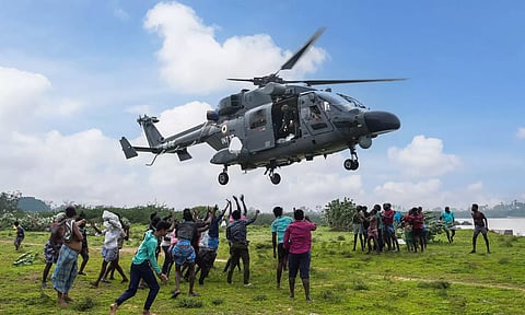 5-வது நாளாக வெள்ளத்துடன் போராடி மக்களுக்கு உதவிவரும் ராணுவம், பேரிடர் மீட்புக்குழு