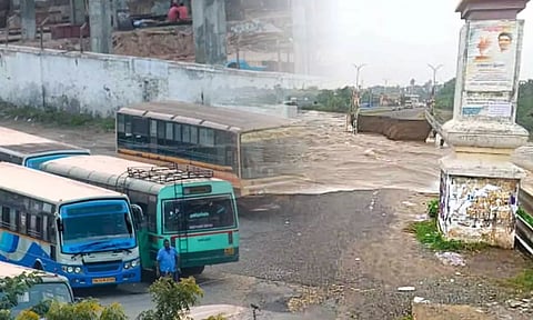 7 நாட்களுக்கு பின்னர் ஏரல் தரைமட்டப்பாலம் வழியாக போக்குவரத்து தொடக்கம்