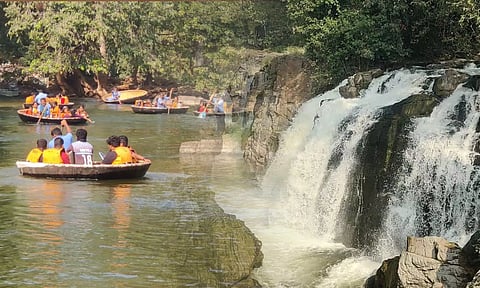 நீர்வரத்து 1500 கன அடியாக சரிவு- ஒகேனக்கலில் குவிந்த சுற்றுலா பயணிகள்