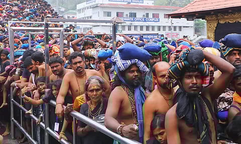 சபரிமலையில் ஒரே நாளில் ஒரு லட்சம் பக்தர்கள் 18-ம் படி ஏறி சாமி தரிசனம்