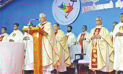 வேளாங்கண்ணி பேராலயத்தில் சிறப்பு கூட்டு திருப்பலி- பல்லாயிரக்கணக்கான கிறிஸ்தவர்கள் பிரார்த்தனை