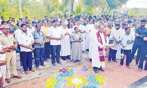 வேளாங்கண்ணி நினைவு ஸ்தூபி முன்பு சிறப்பு பிரார்த்தனை நடைபெற்றது.