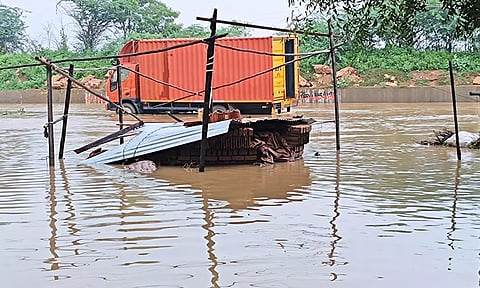 வெள்ளத்தால் சேதமான வாகனங்களுக்கு காப்பீட்டுத் தொகை பெற சிறப்பு முகாம்கள்