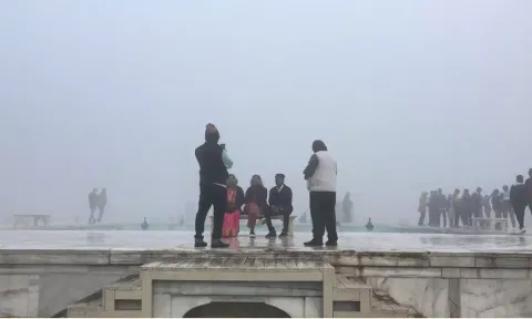 மாயமான தாஜ்மகால்: சுற்றுலா பயணிகளை அதிர்ச்சிக்கு ஆளாக்கிய பனிமூட்டம்