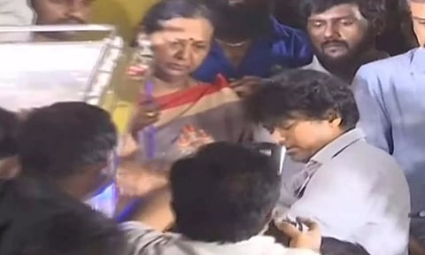 முகம் முழுக்க சோகம்.. விஜயகாந்த் மறைவிற்கு நேரில் அஞ்சலி செலுத்த வந்த விஜய்