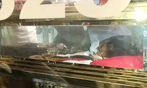 விஜயகாந்த் உடல் தே.மு.தி.க. அலுவலகத்தில் இருந்து தீவுத்திடல் கொண்டு செல்லப்படுகிறது