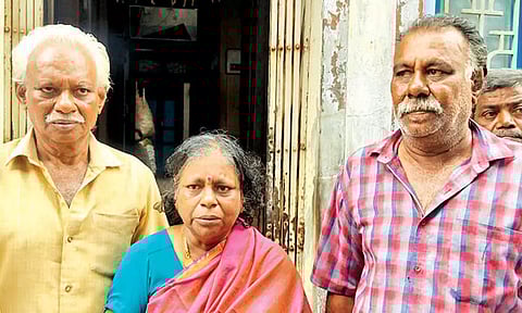 விஜயகாந்தின் சகோதரர்கள் செல்வராஜ், பால்ராஜ், சகோதரி சித்ரா.