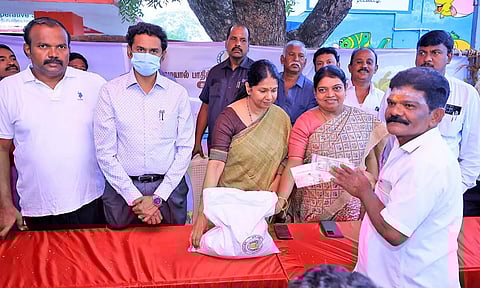 வெள்ள நிவாரண நிதி வினியோகம் தொடங்கியது