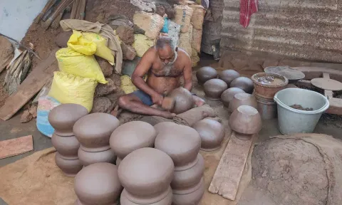 பொங்கல் பண்டிகையையொட்டி உடுமலையில் மண்பானைகள் தயாரிப்பு பணி தீவிரம்