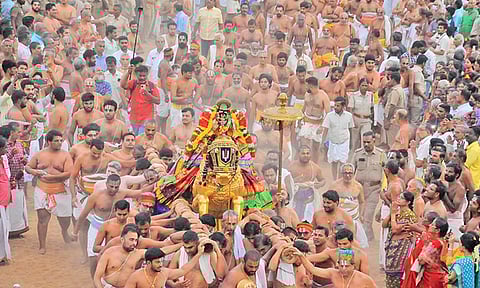 ஸ்ரீரங்கத்தில் நம்பெருமாள் வேடுபறி வைபவம் கோலாகலம்