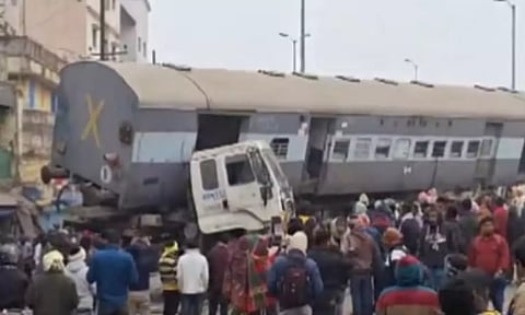 ரெயில் பெட்டியை சுமந்து சென்ற லாரி உடைந்து விபத்து