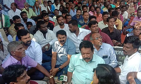 எண்ணூர் உரத்தொழிற்சாலை முன்பு மீனவ கிராமத்தினர் 5-வது நாளாக போராட்டம்