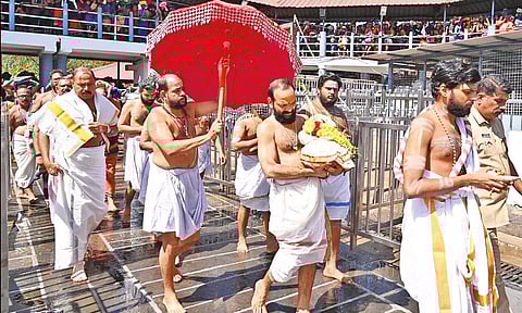 சபரிமலையில் களபாபிஷேக ஊர்வலம்