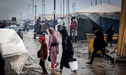 போருக்கு மத்தியில் மழை - குளிரால் தவிக்கும் காசா மக்கள்