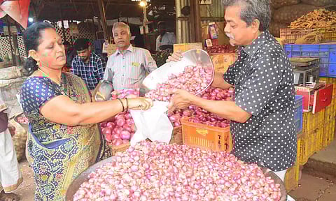 சின்ன வெங்காயம் விலை திடீர் வீழ்ச்சி: விவசாயிகள் கவலை