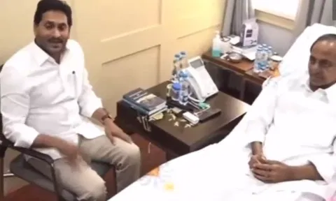 கேசிஆரை இல்லத்தில் சந்தித்து நலம் விசாரித்த ஆந்திர முதல்வர்