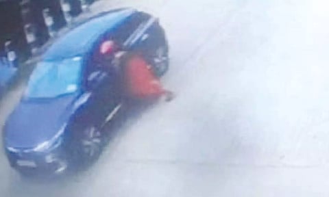 காதல் மனைவியை காரில் தரதரவென இழுத்துச்சென்ற ஓவியர்