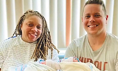 அமெரிக்காவில் சுவாரசியம்... அடுத்தடுத்த ஆண்டில் பிறந்த இரட்டை குழந்தைகள்